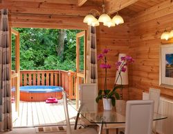 South winchester lodges with golf and hot tubs