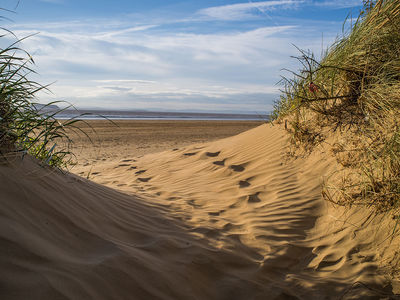 Through the sand dunes there lies the sea!