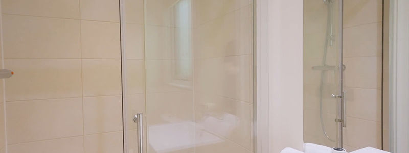 Cambrian Plantation en suite shower