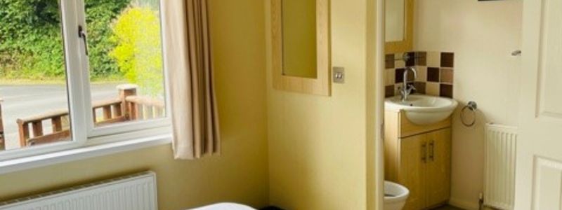 Omar Heron master bedroom to en-suite