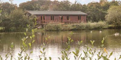 Orchard Lakes, pet friendly fishing lodges in Devon