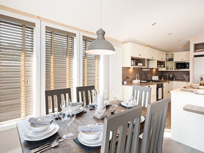 Casa Di Lusso dining through to kitchen