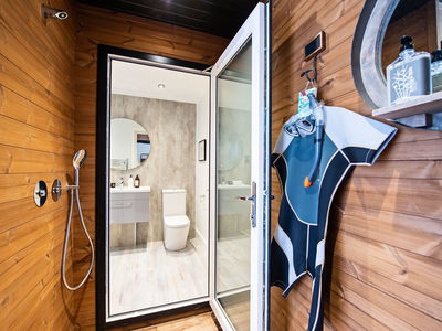 Prestige Homeseeker Samphire outdoor shower room