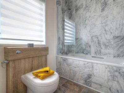 Victory Cezanne master en-suite bathroom
