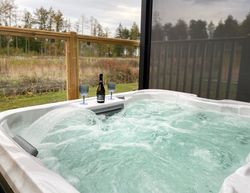 Gingerlily Lodge with hot tub