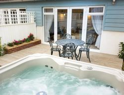Hot tub cottages for rent at The Bay Collwell, Isle of Wight